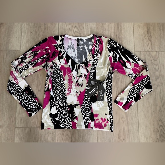 Women's Multicolor Patterned Top Petite. - Picture 10 of 11